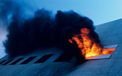 Bild eines ausgebrochenen Feuers als Symbolbild für die Brandgefahr-Lösung Entdröhnungsmasse WT 112 DB.