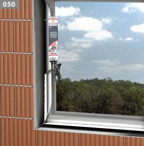Bild vom Ausschäumen der Fensteranschlussfuge als WDVS Fensteranschluss Detail.