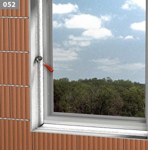 Bild vom Andrücken der Folie mit einer Hartgummirolle als WDVS Fensteranschluss Detail.