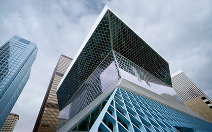 Bild einer Gebäudefassade als Darstellung für die Verwendung von einem dampfdichten Dichtband für Fassaden.